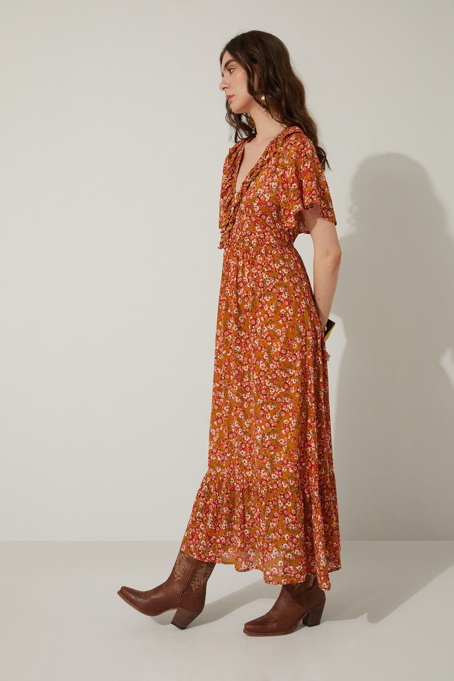 Robe Bohera Bernadette à volants floraux au niveau du col