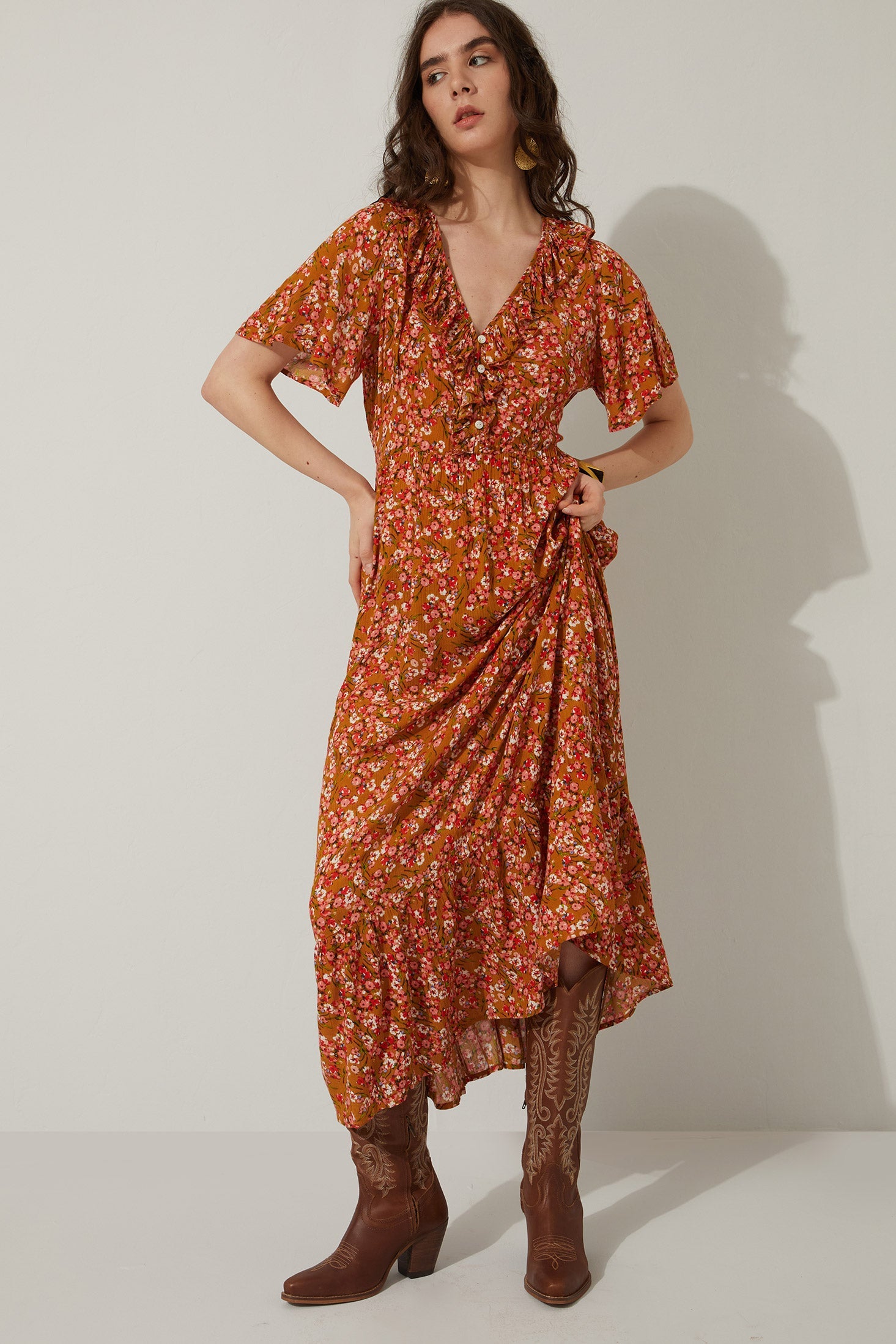 Robe Bohera Bernadette à volants floraux au niveau du col