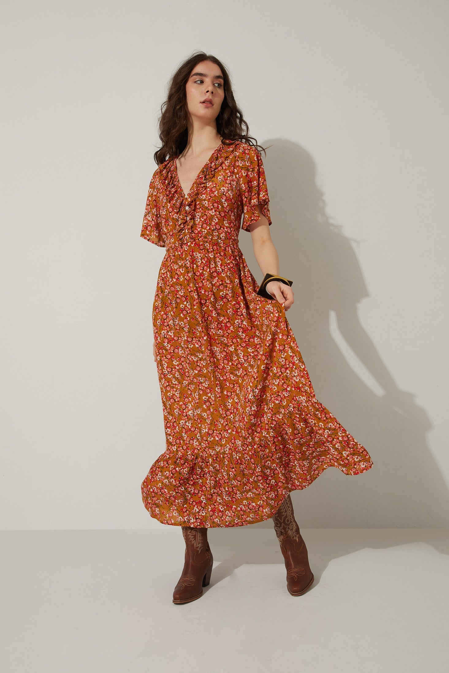 Robe Bohera Bernadette à volants floraux au niveau du col