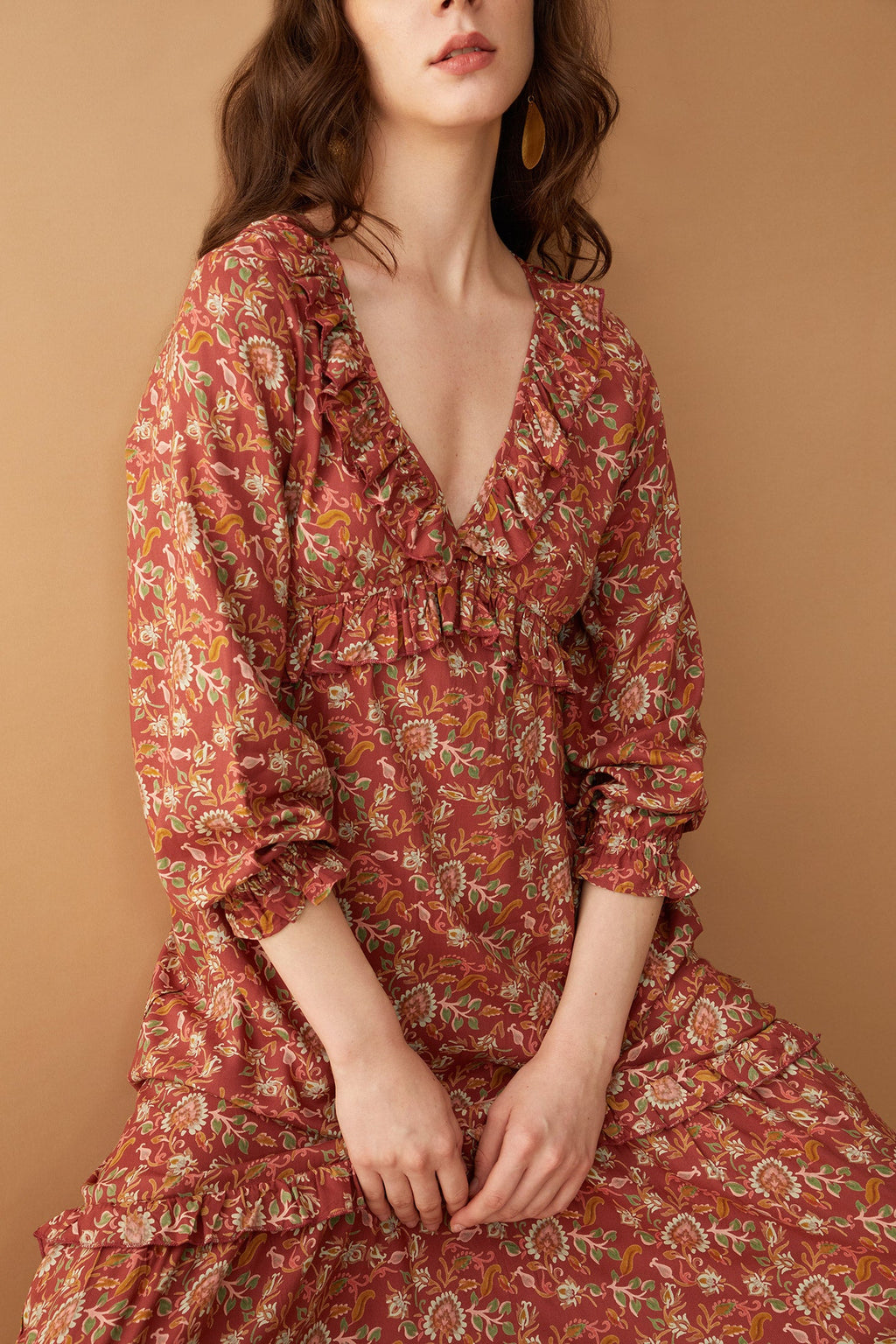 Robe Camille à col en V et volants Bohera