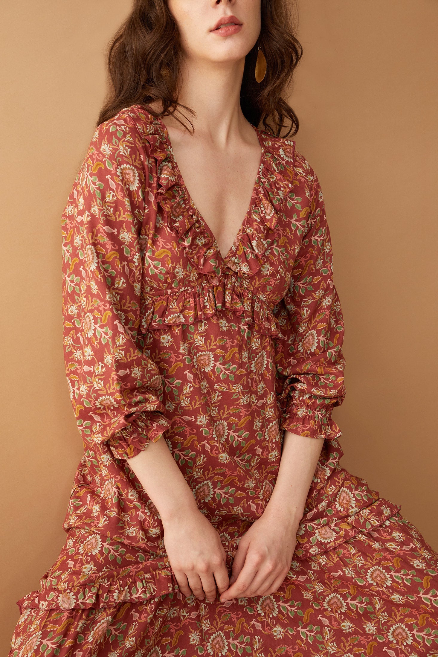 Robe Camille à col en V et volants Bohera