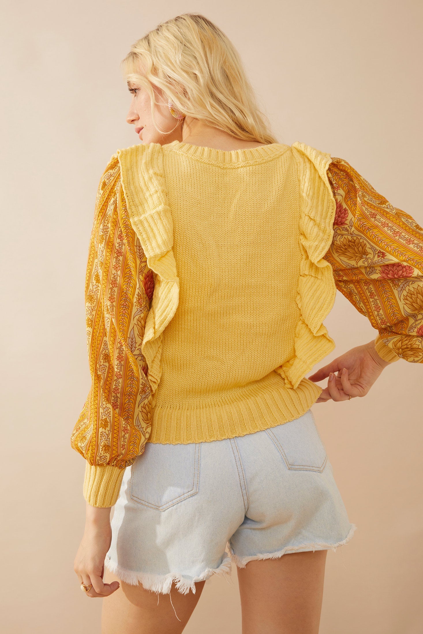 Pull Penelope à volants jaune soleil
