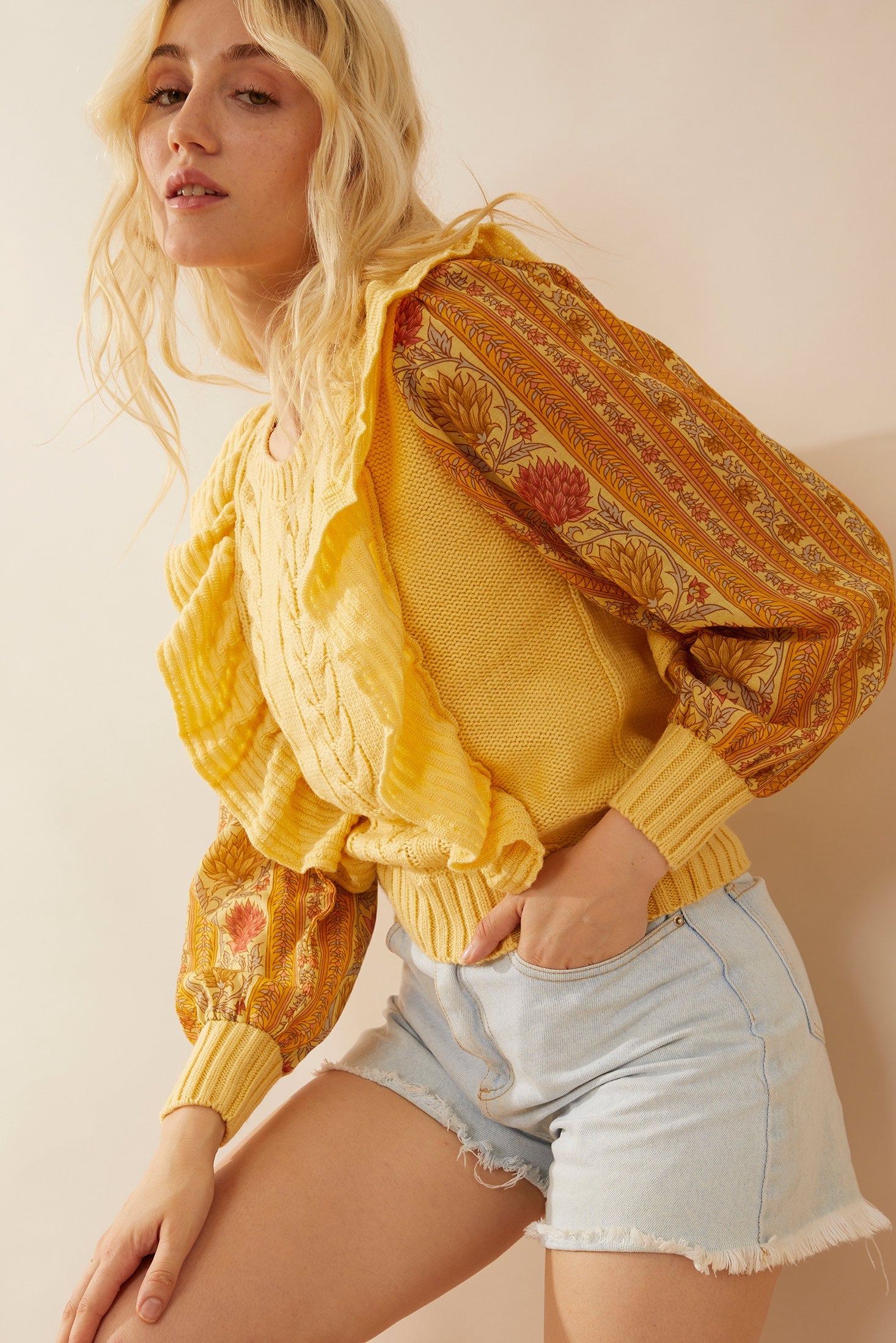 Pull Penelope à volants jaune soleil