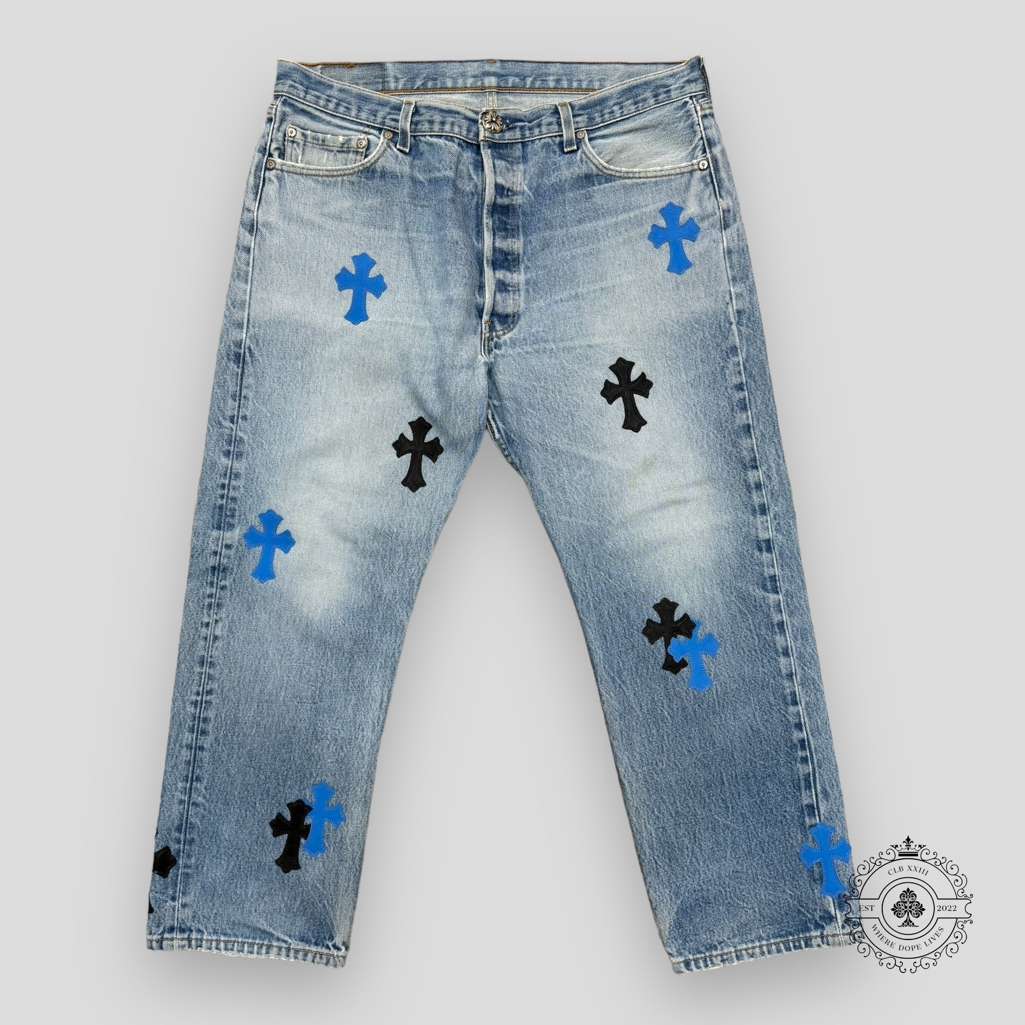 Jean Chrome Hearts à patch croix bleu