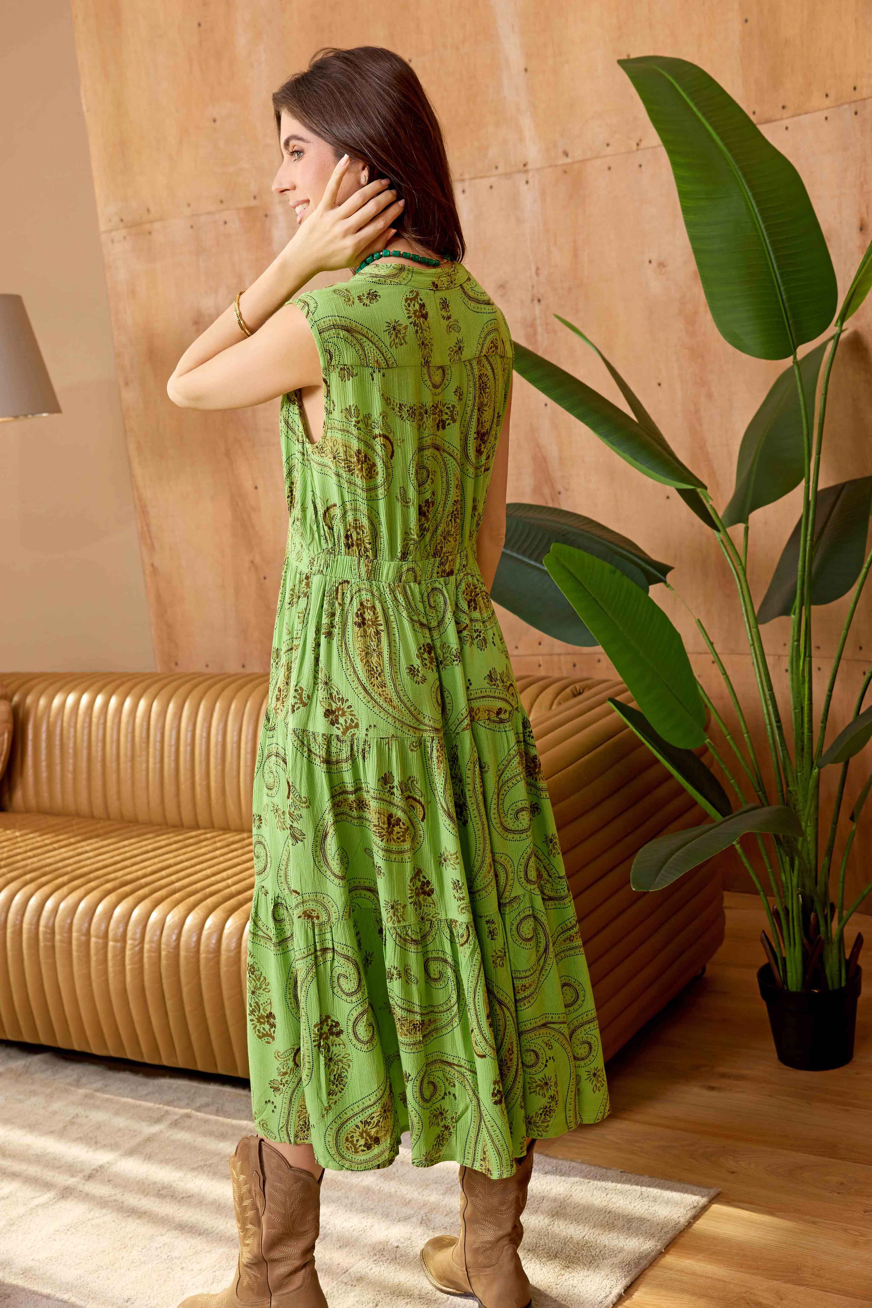 Robe Midi sans Manches à Boutons et Imprimé de Feuilles de Bohera Vert Laurier