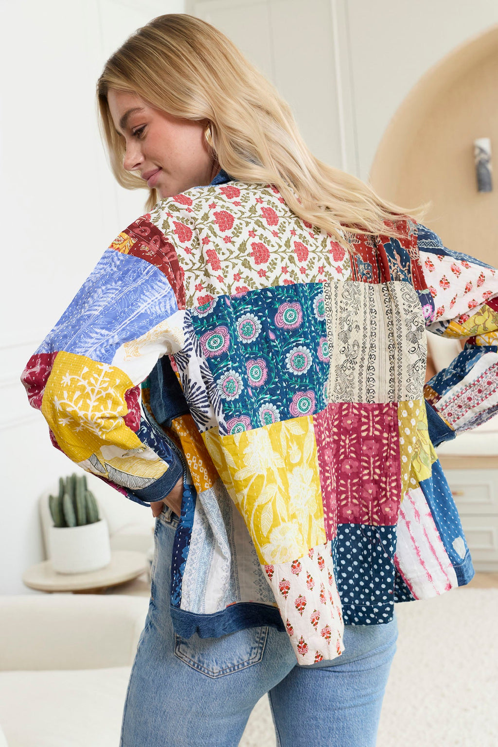 La veste en jean patchwork sauvage de Loretta en denim peint