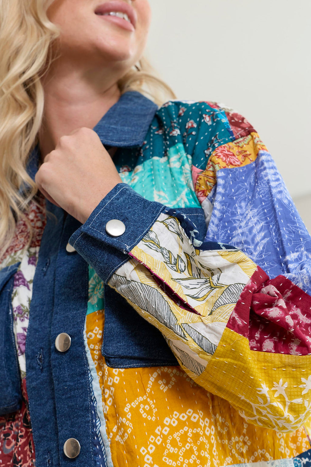 La veste en jean patchwork sauvage de Loretta en denim peint