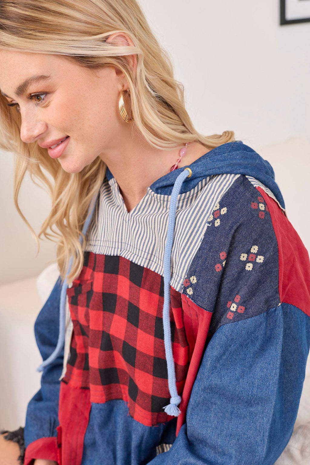 Le sweat à capuche patchwork Americana en denim cerise