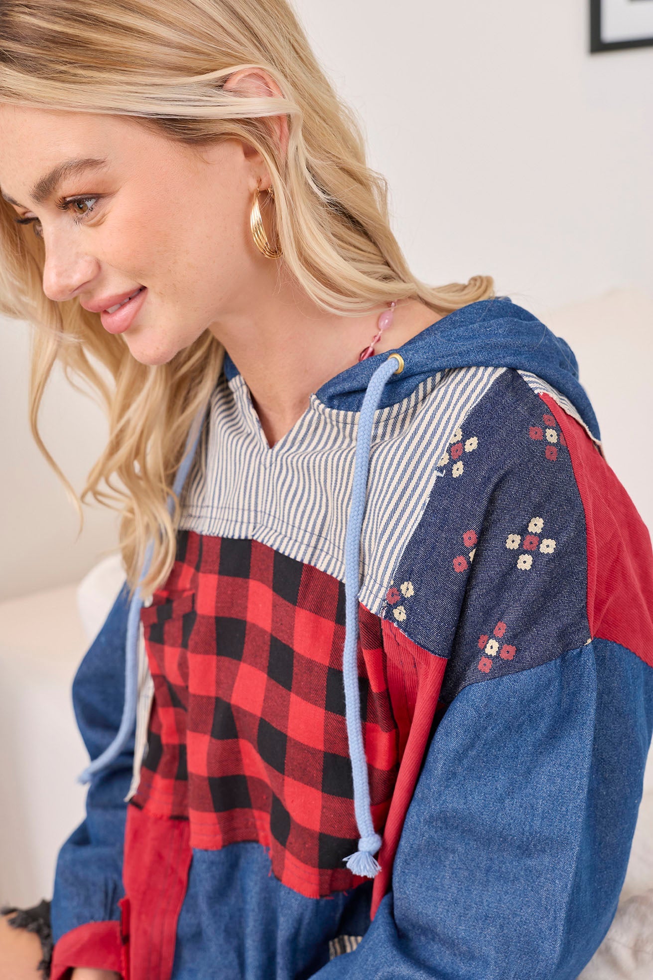 Le sweat à capuche patchwork Americana en denim cerise