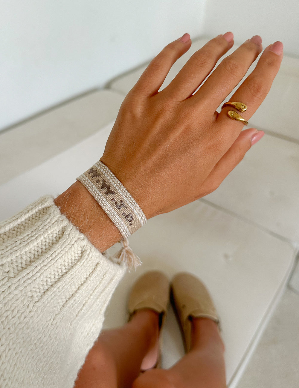 Bracelet brodé WWJD beige