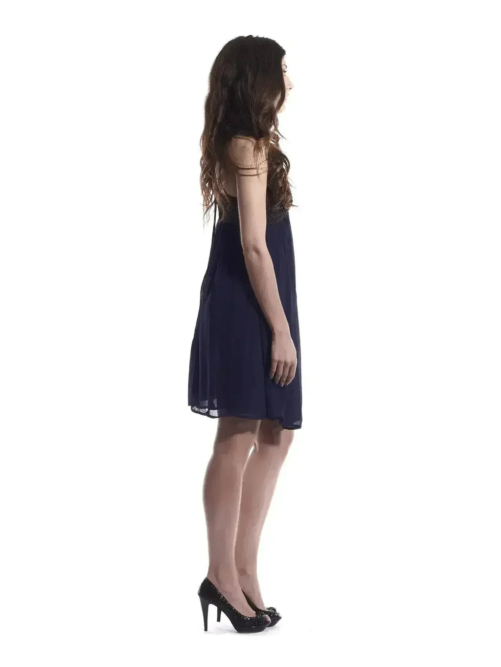Robe fluide bleue à ornements dorés