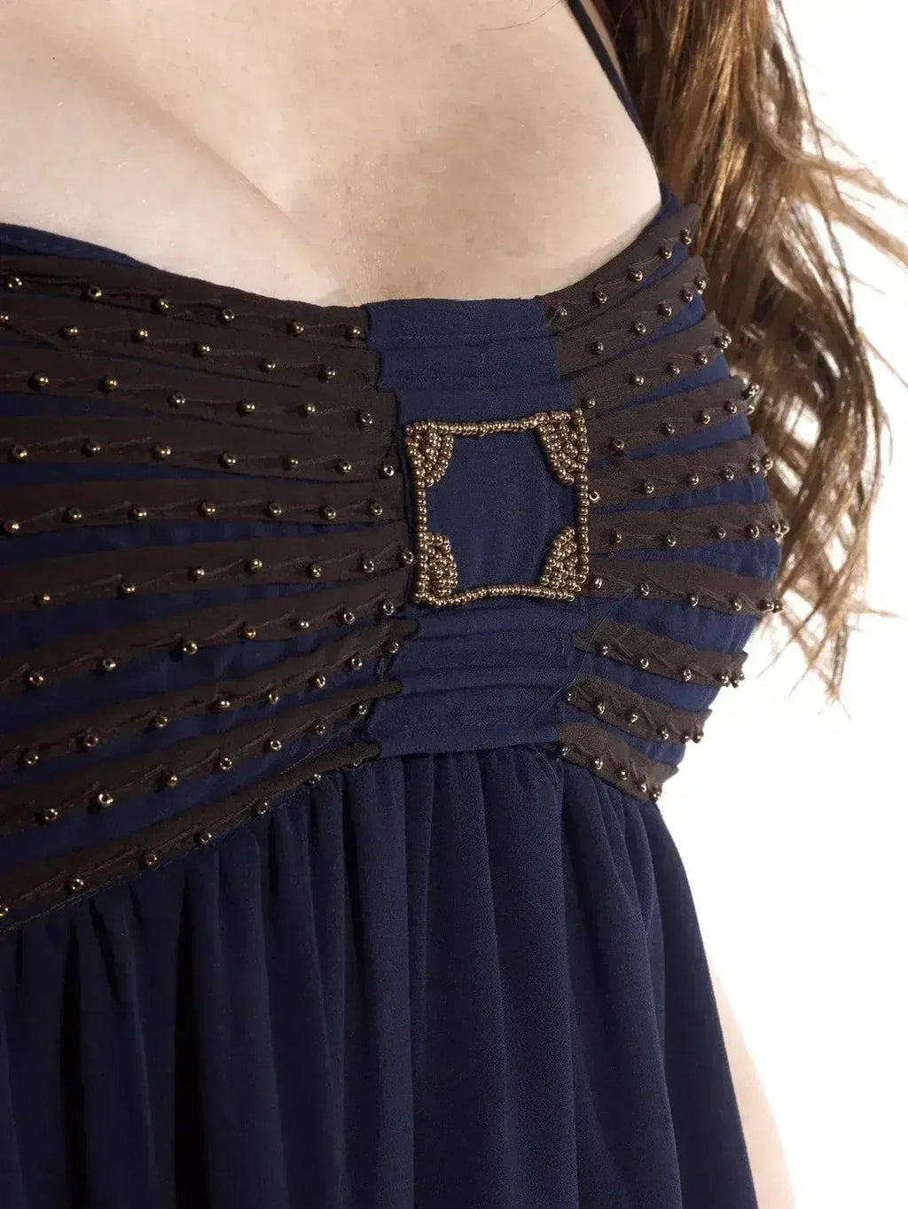 Robe fluide bleue à ornements dorés