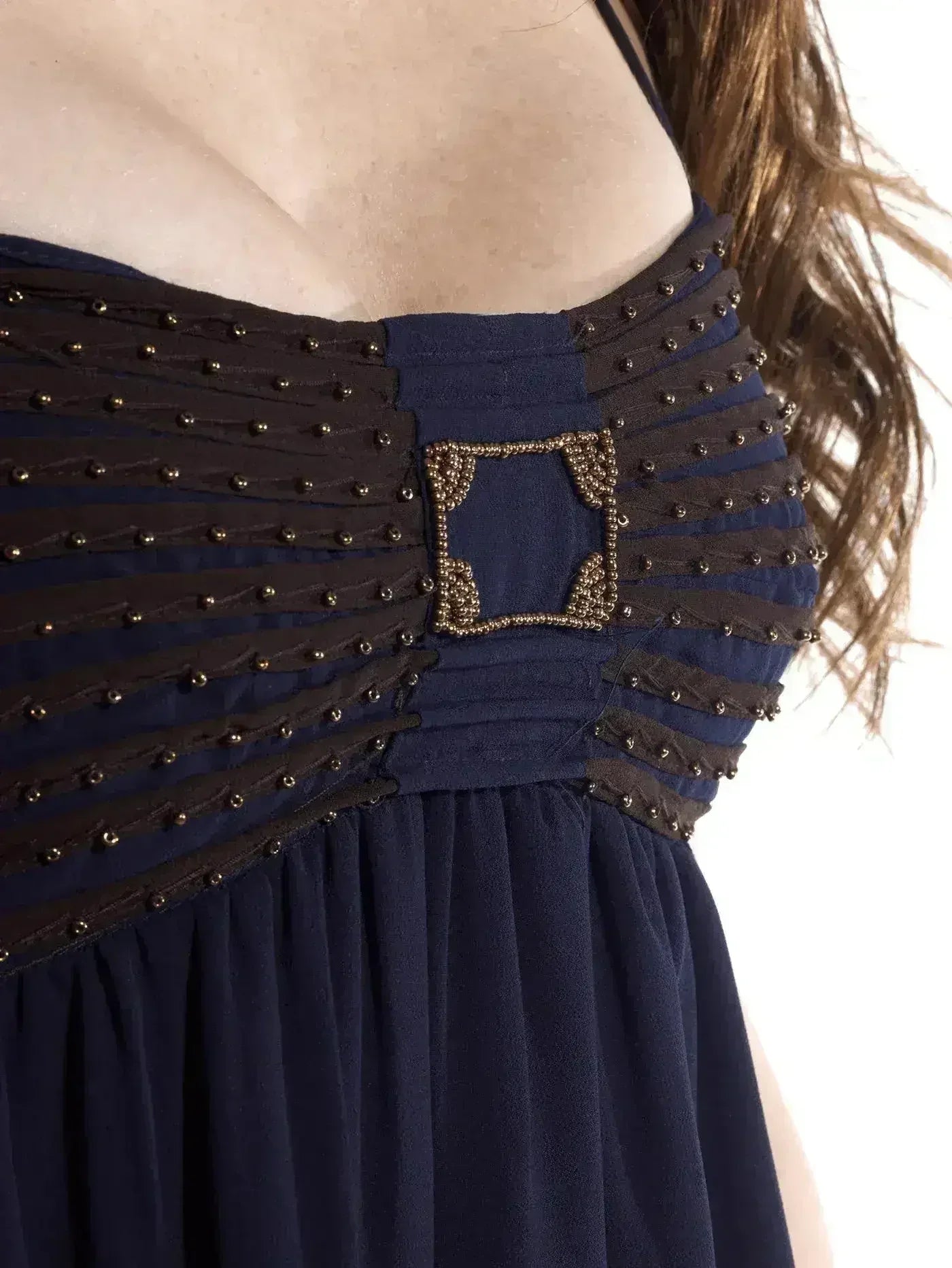 Robe fluide bleue à ornements dorés
