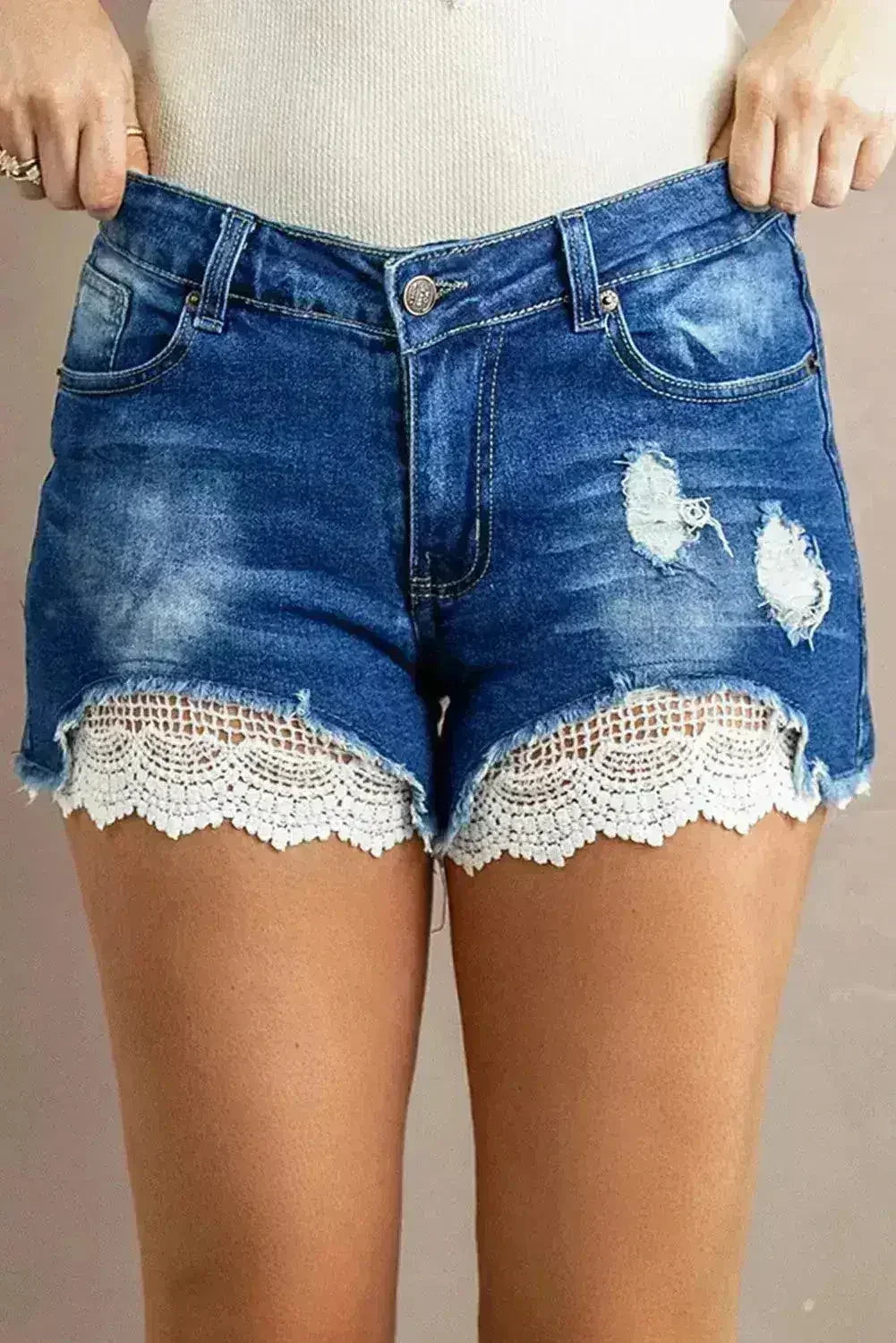 Shorts en jean déchirés avec dentelle