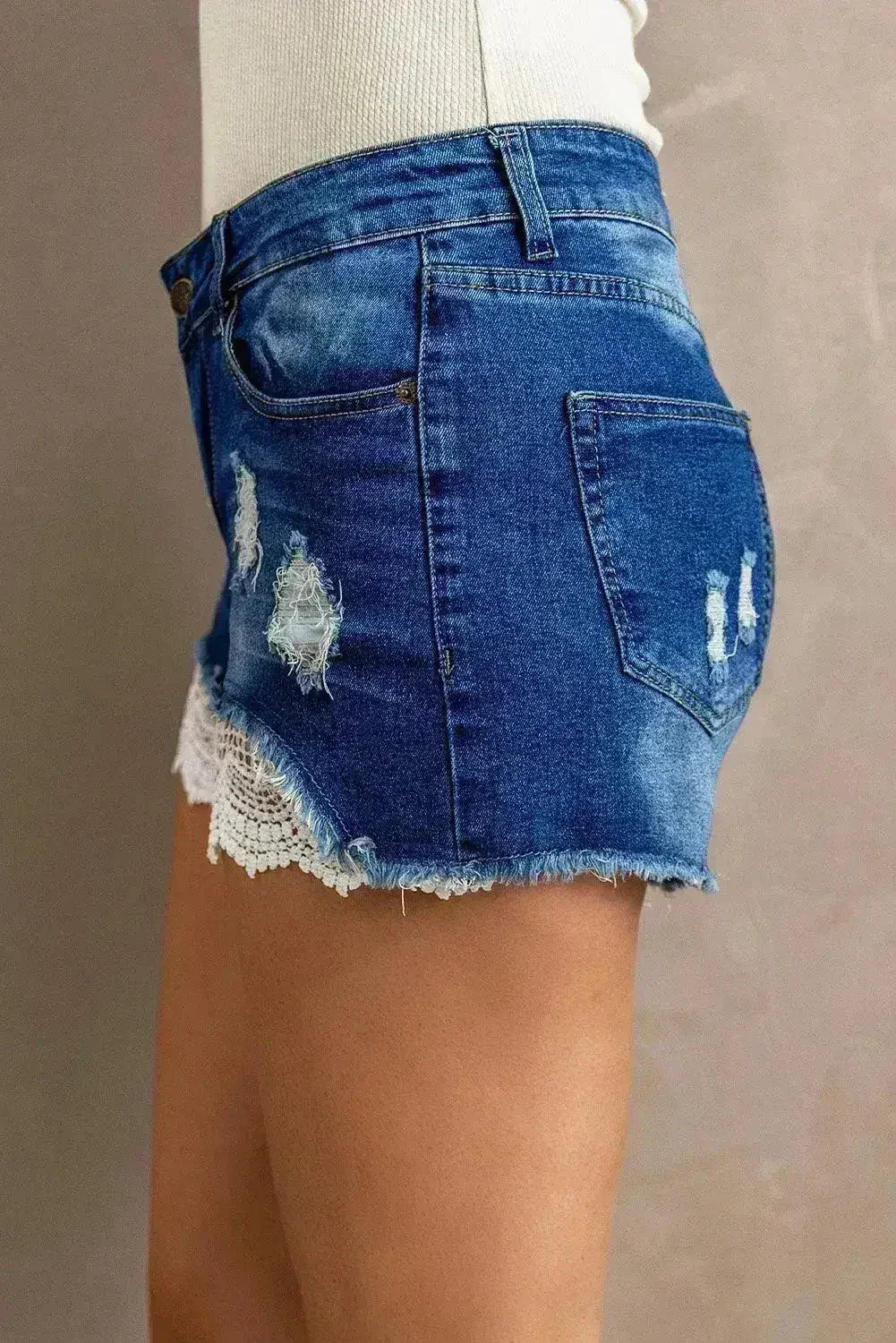 Shorts en jean déchirés avec dentelle