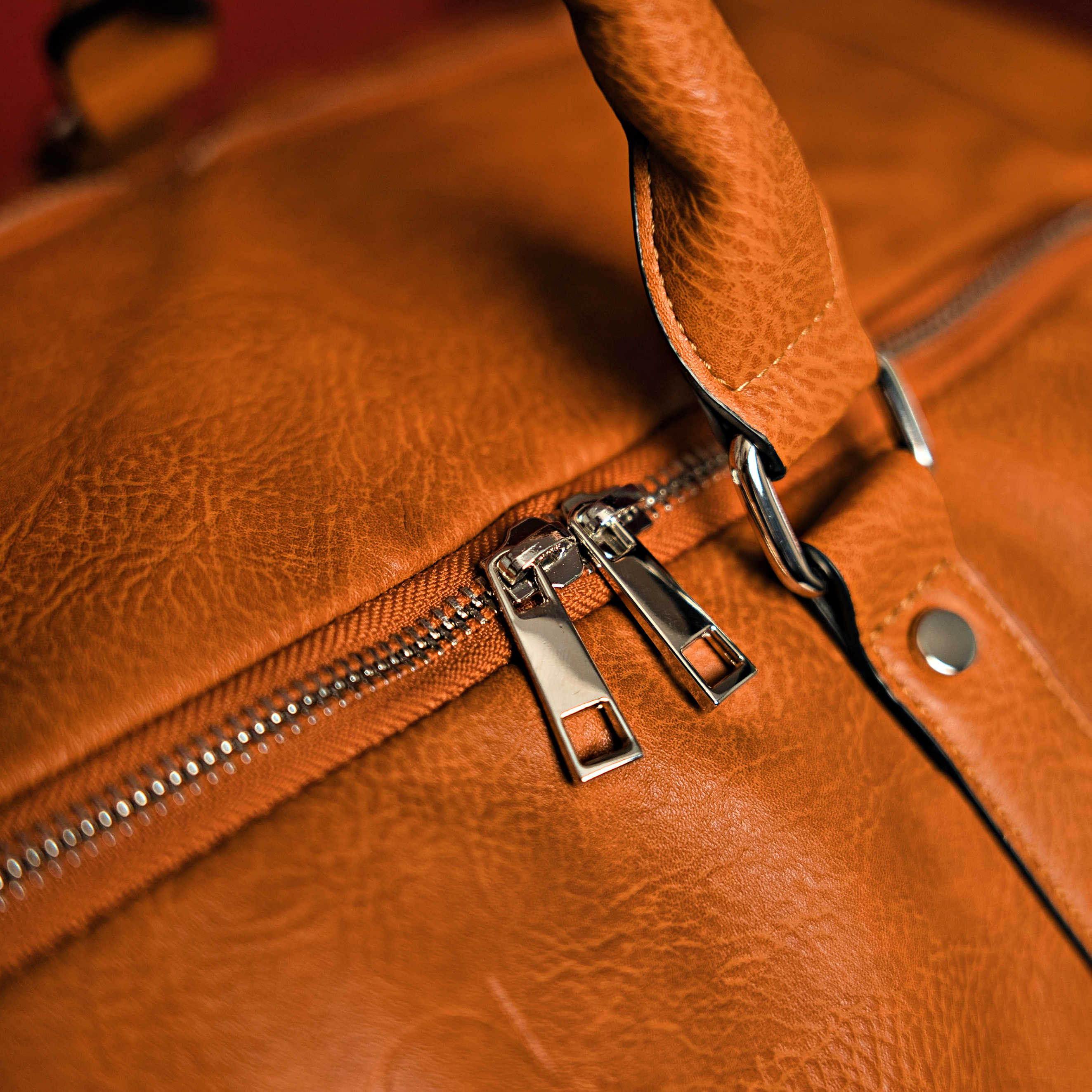 Sac de voyage en cuir marron effet vieilli
