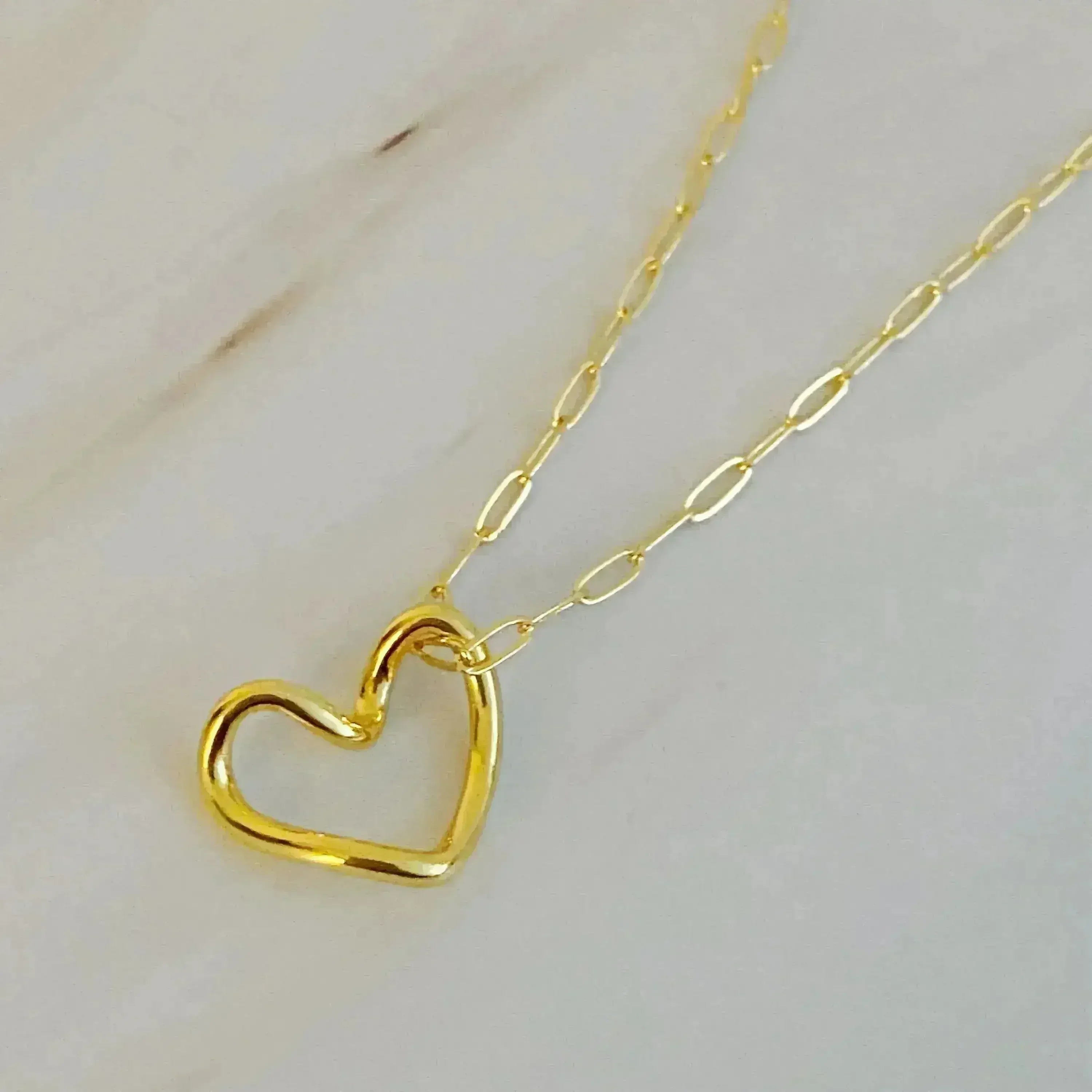 Collier cœur et chaîne – Pendentif cœur doré délicat | Femstylo