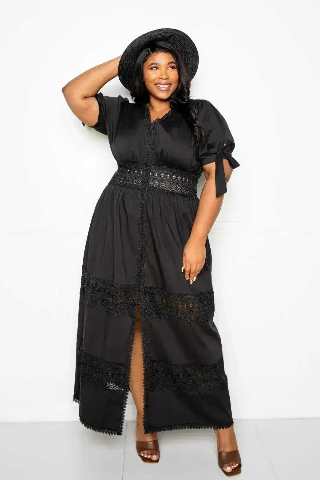 Robe longue à manches bouffantes et empiècement en dentelle