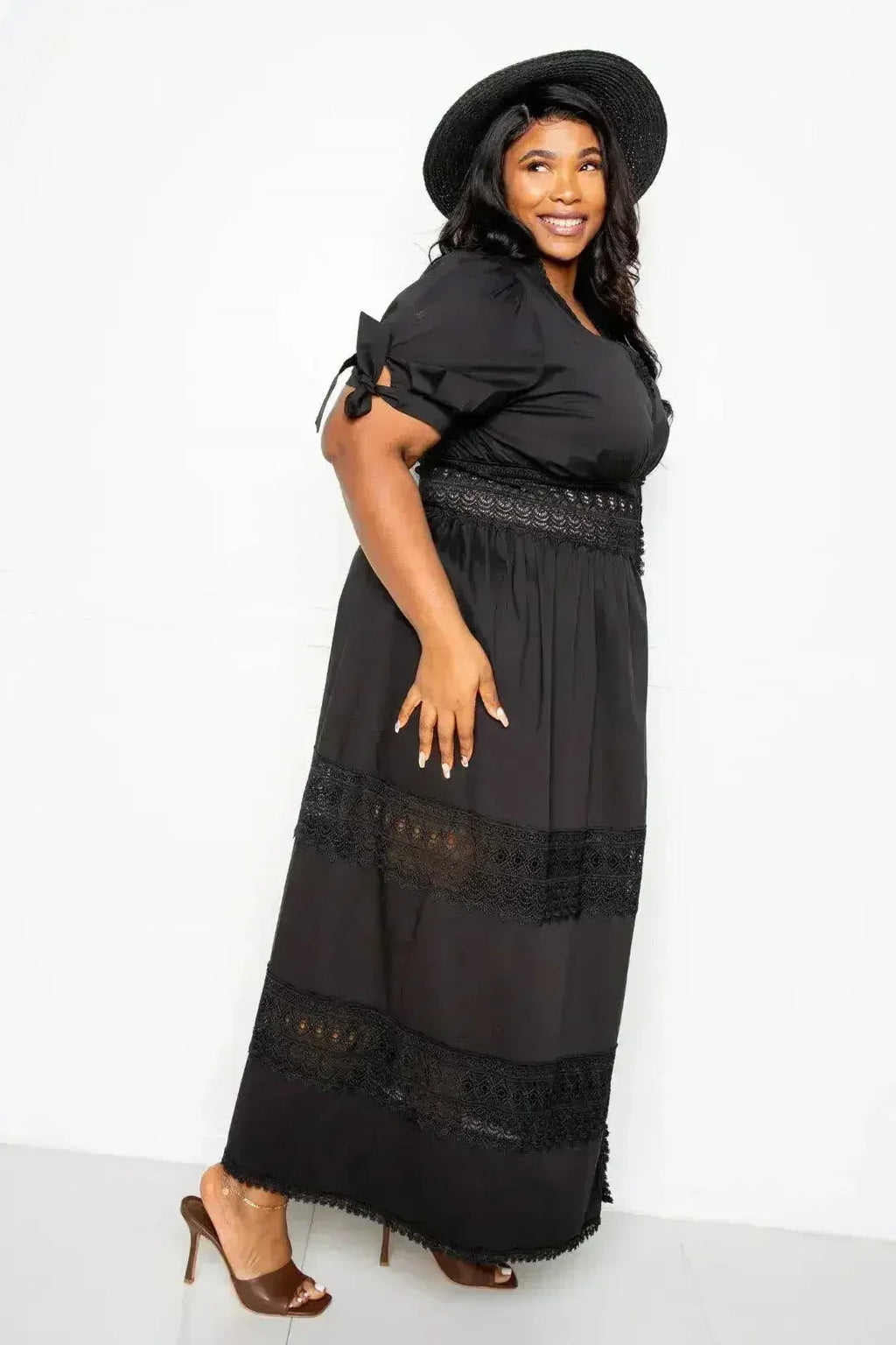 Robe longue à manches bouffantes et empiècement en dentelle