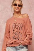 Un sweat-shirt graphique en molleton teint en pièce
