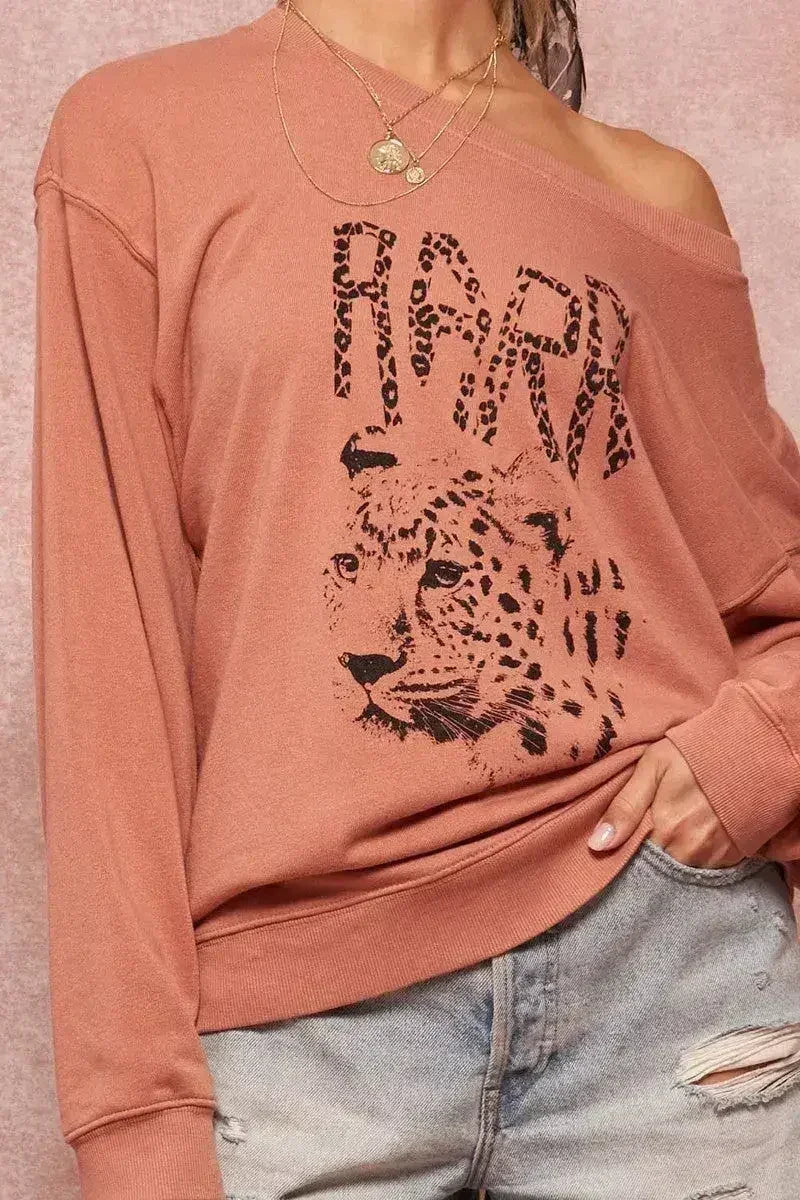 Un sweat-shirt graphique en molleton teint en pièce