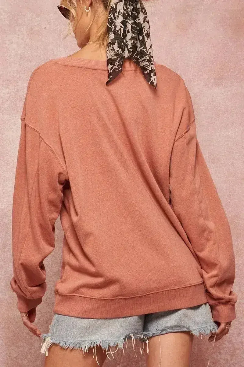 Un sweat-shirt graphique en molleton teint en pièce