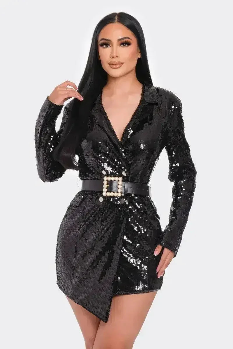 Mini-robe blazer à sequins et ceinture de perles