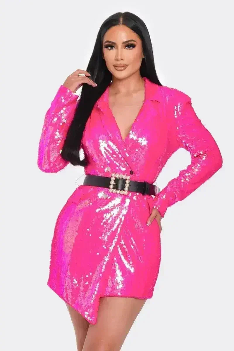 Mini-robe blazer à sequins et ceinture de perles