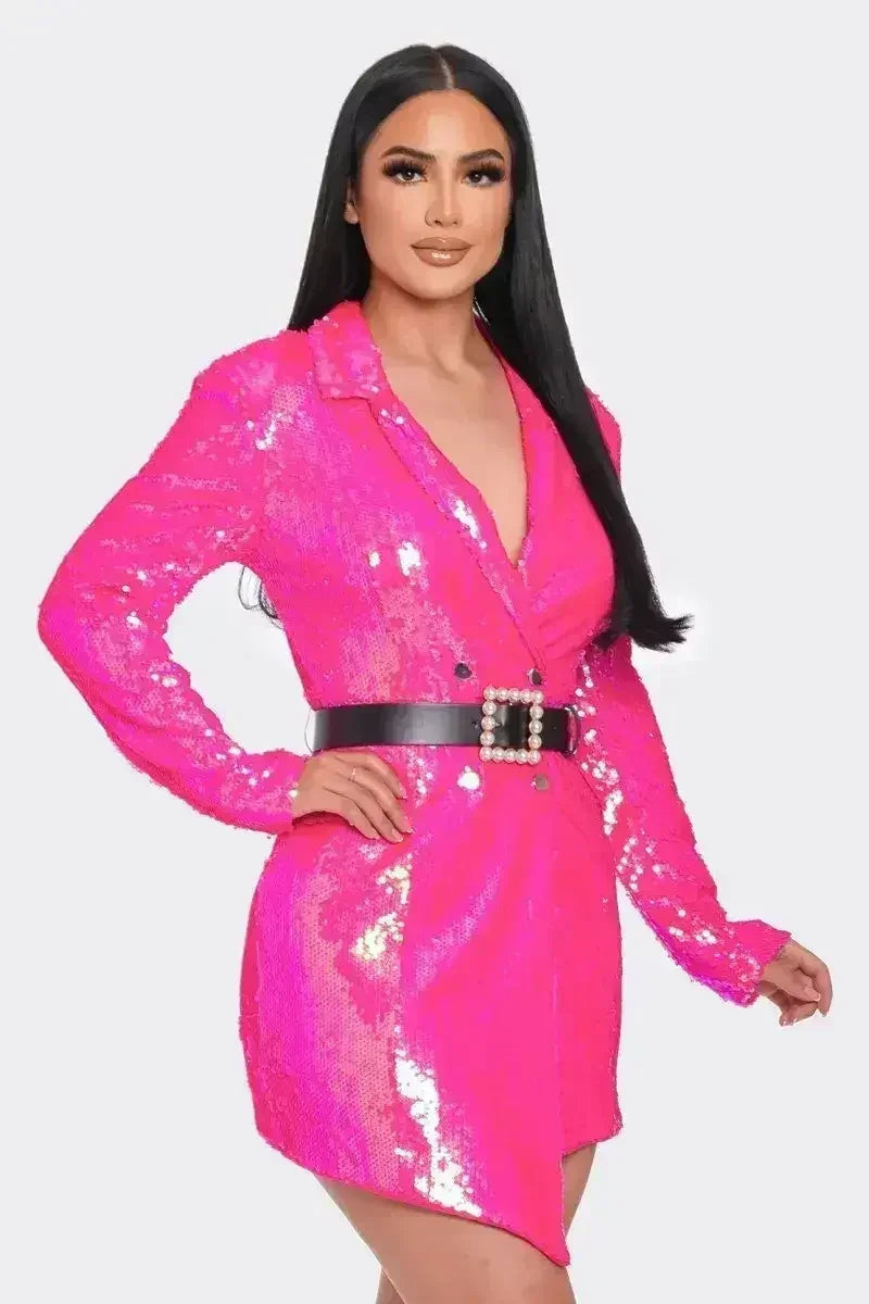 Mini-robe blazer à sequins et ceinture de perles
