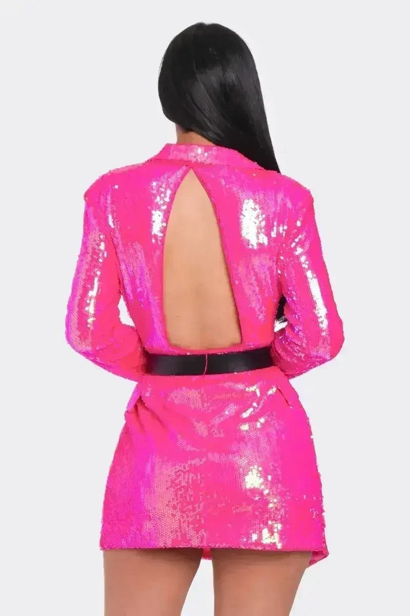 Mini-robe blazer à sequins et ceinture de perles