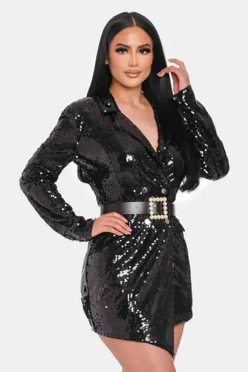 Mini-robe blazer à sequins et ceinture de perles