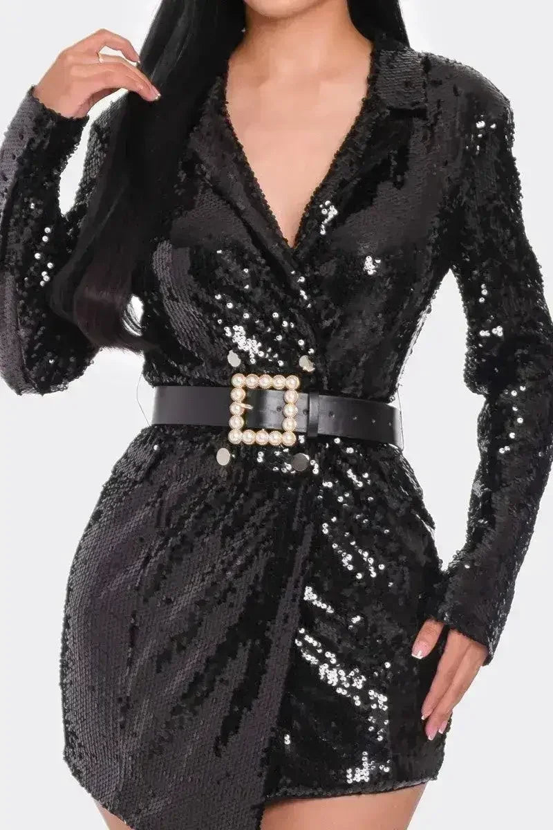 Mini-robe blazer à sequins et ceinture de perles