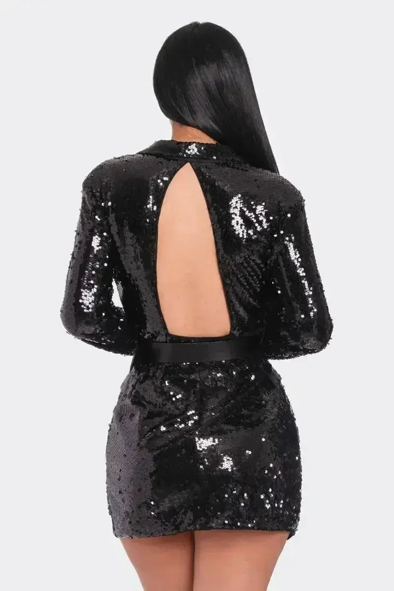 Mini-robe blazer à sequins et ceinture de perles