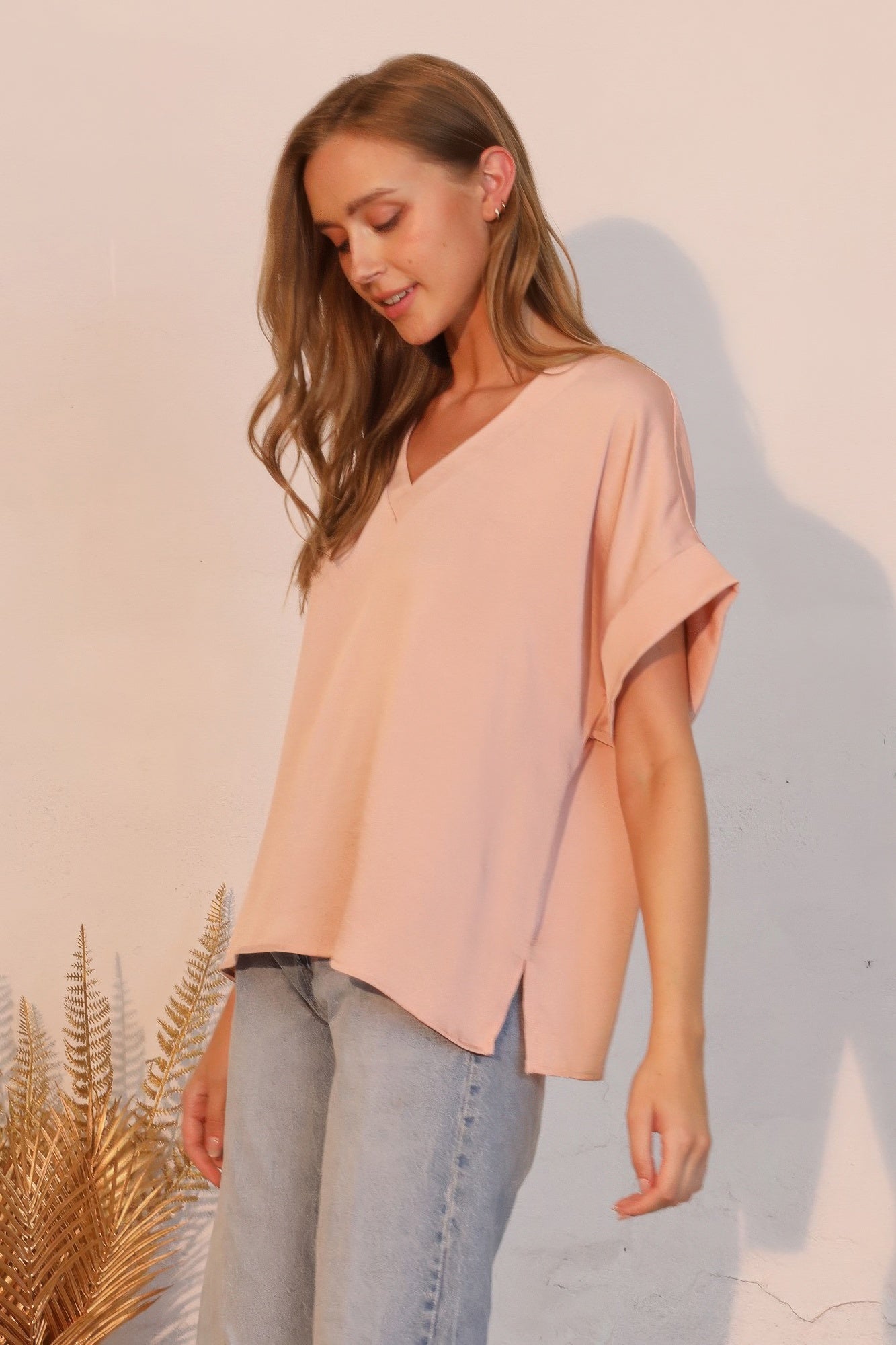 T-shirt col en V en polysilk délavé