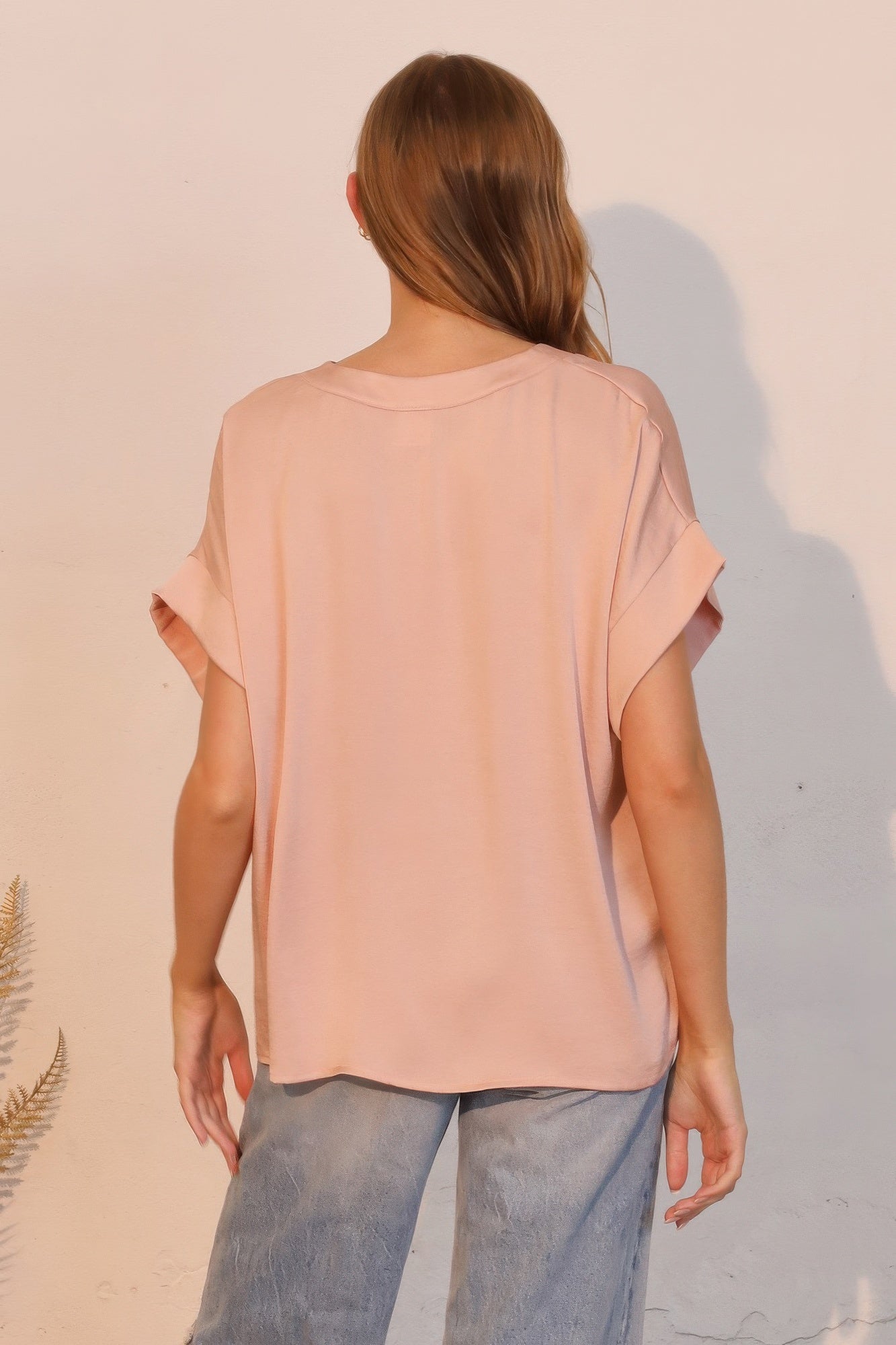 T-shirt col en V en polysilk délavé