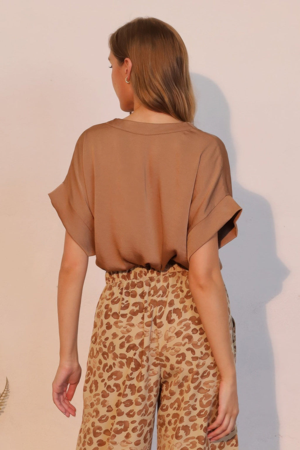 T-shirt col en V en polysilk délavé