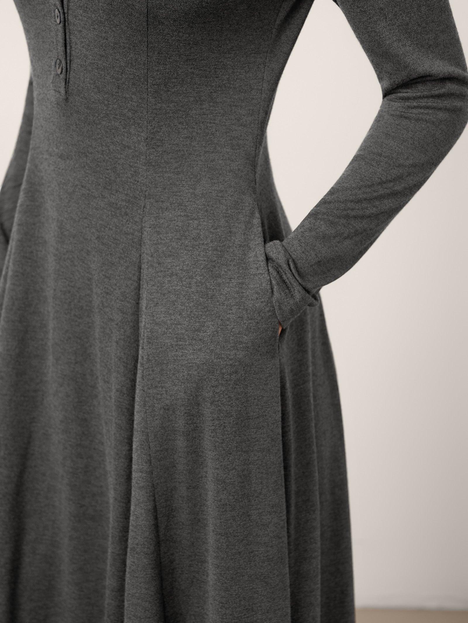Robe mi-longue en cachemire à panneaux boutonnés BREE