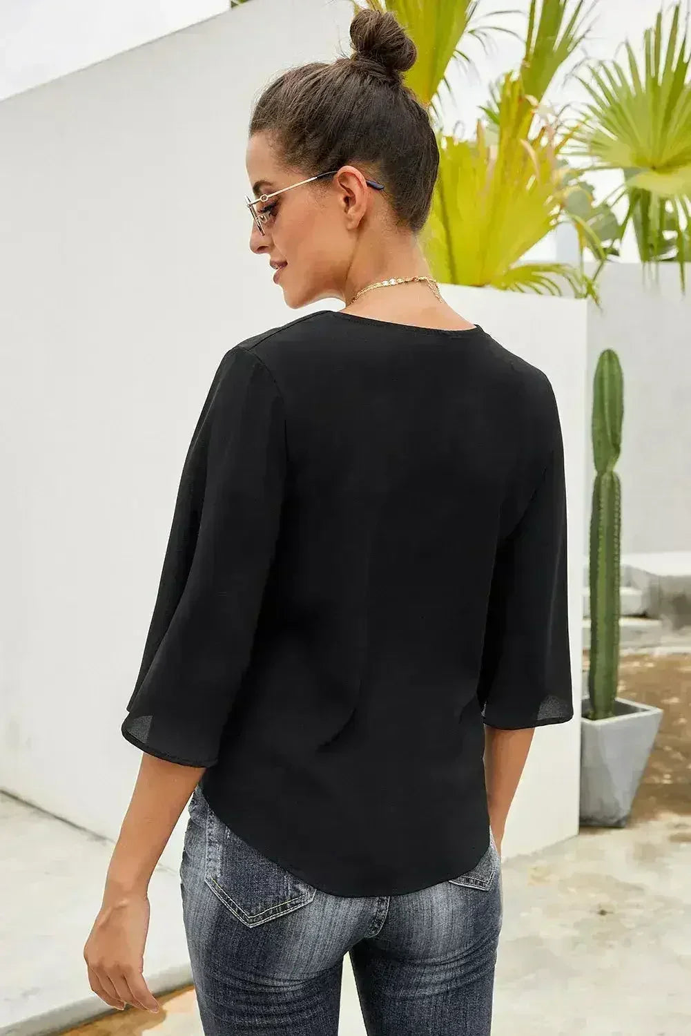 Chemisier boutonné noir à nouer - Haut pour femme à col en V et manches 3/4 | Femstylo