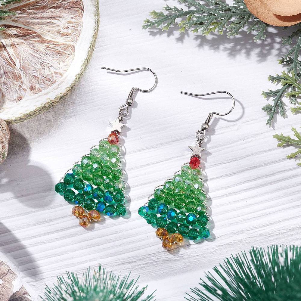 Boucles d'oreilles sapin de Noël perlées – Bijoux de fête faits main avec étoile et crochets en acier inoxydable
