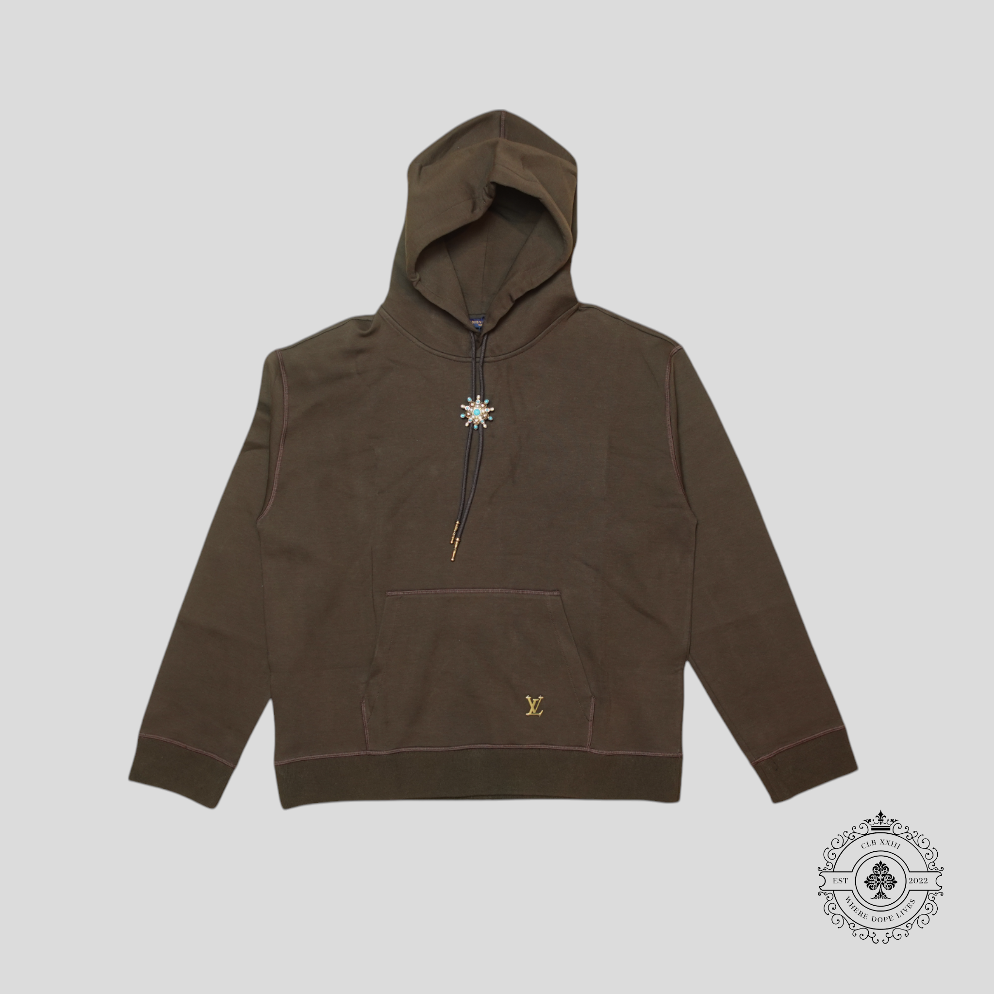 Hoodie Louis Vuitton en soie marron avec cravate bolo style western