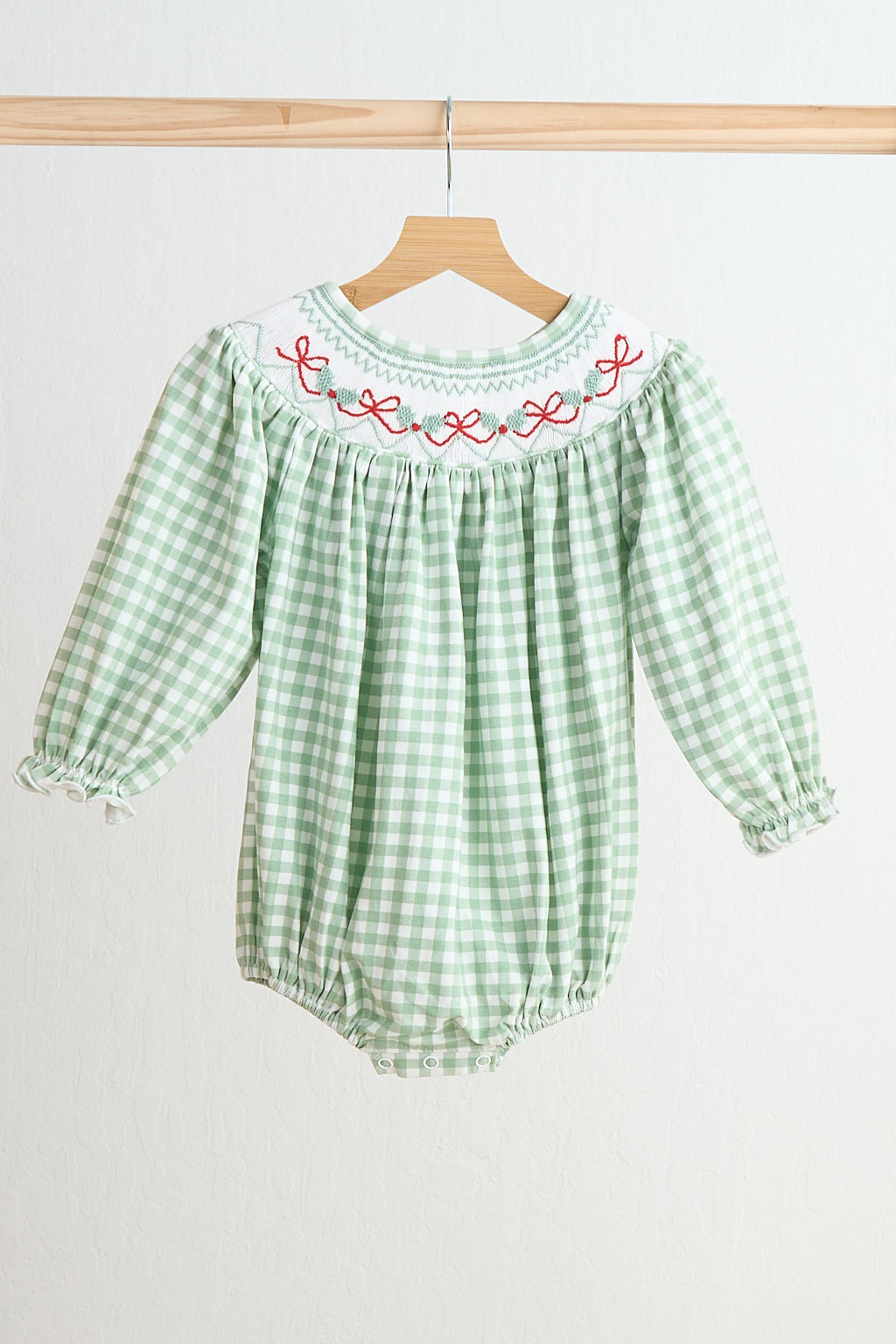 Barboteuse à smocks vichy verte nœud papillon fillette