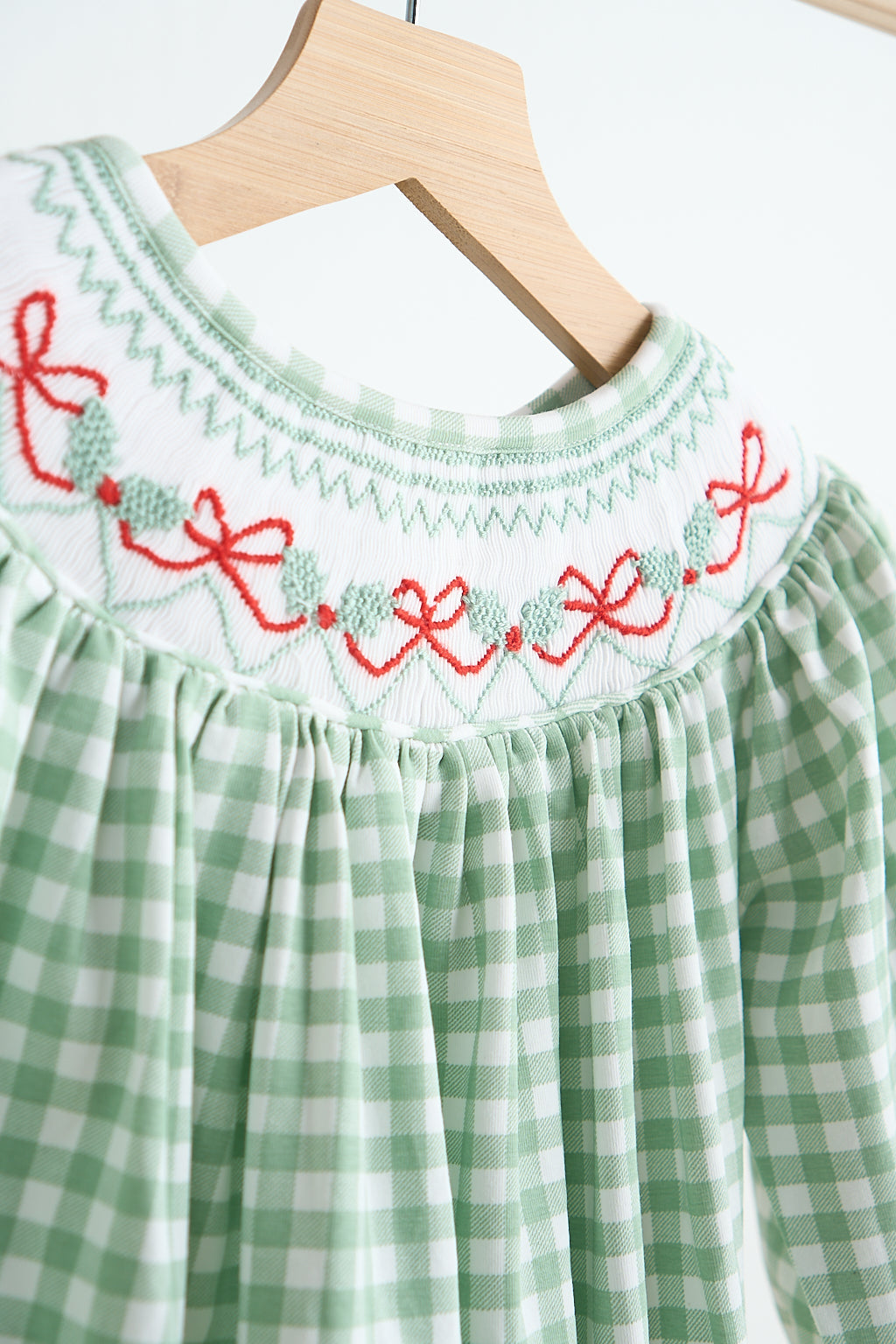Barboteuse à smocks vichy verte nœud papillon fillette