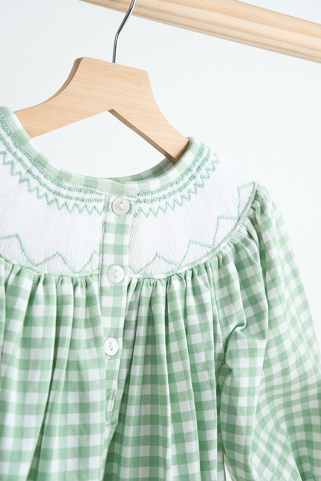 Barboteuse à smocks vichy verte nœud papillon fillette