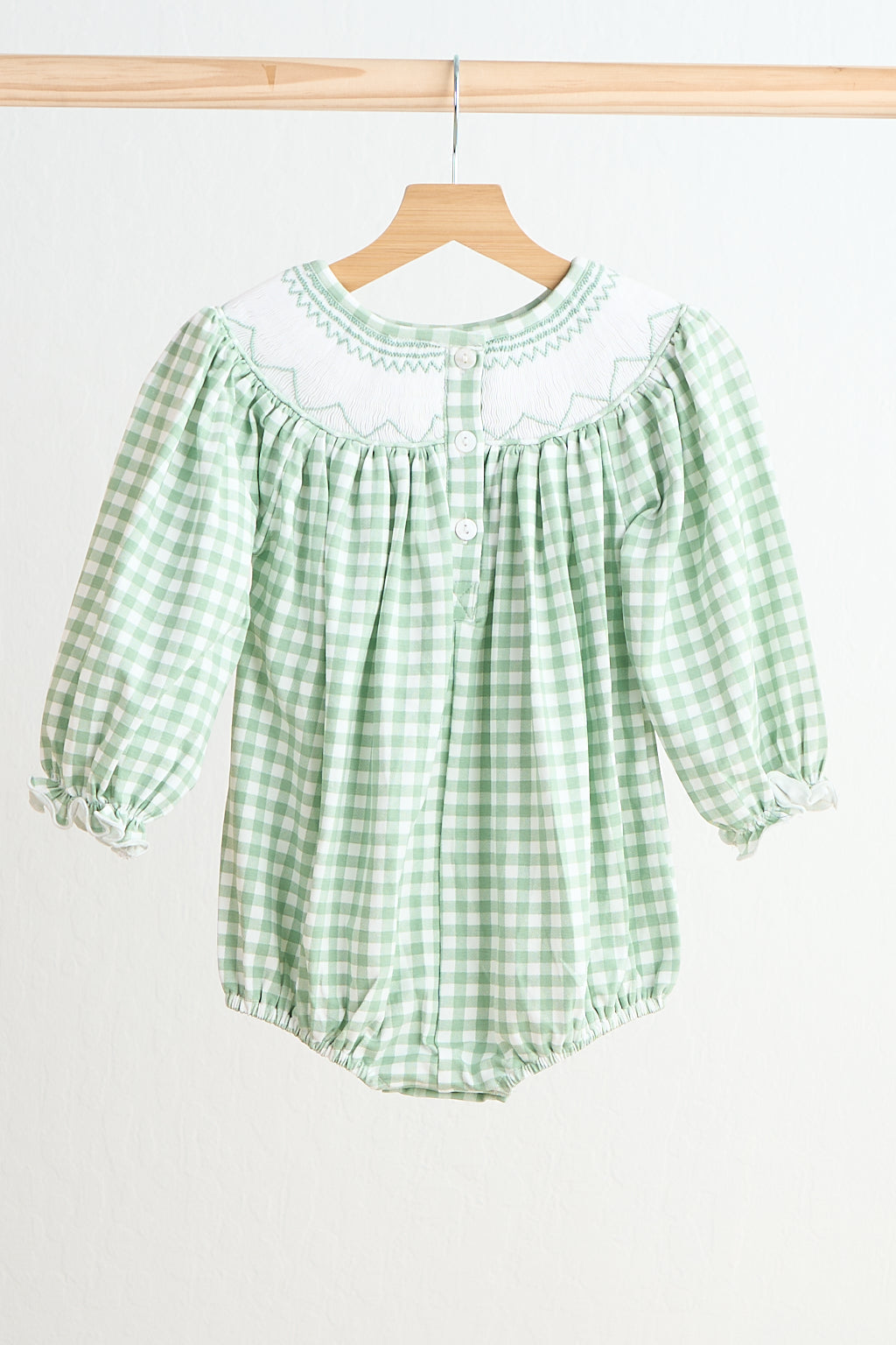 Barboteuse à smocks vichy verte nœud papillon fillette
