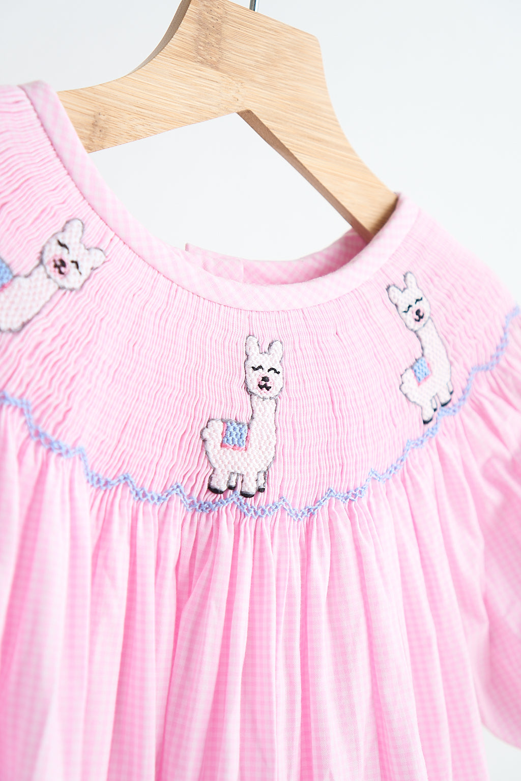 Robe vichy rose en alpaga smockée à la main
