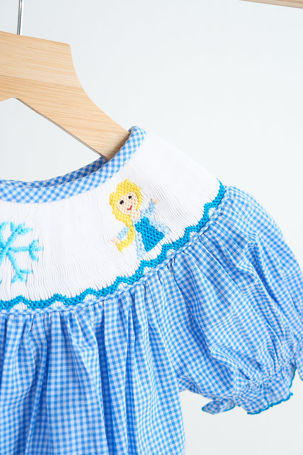 Barboteuse bébé fille smockée à la main vichy princesse des neiges bleue
