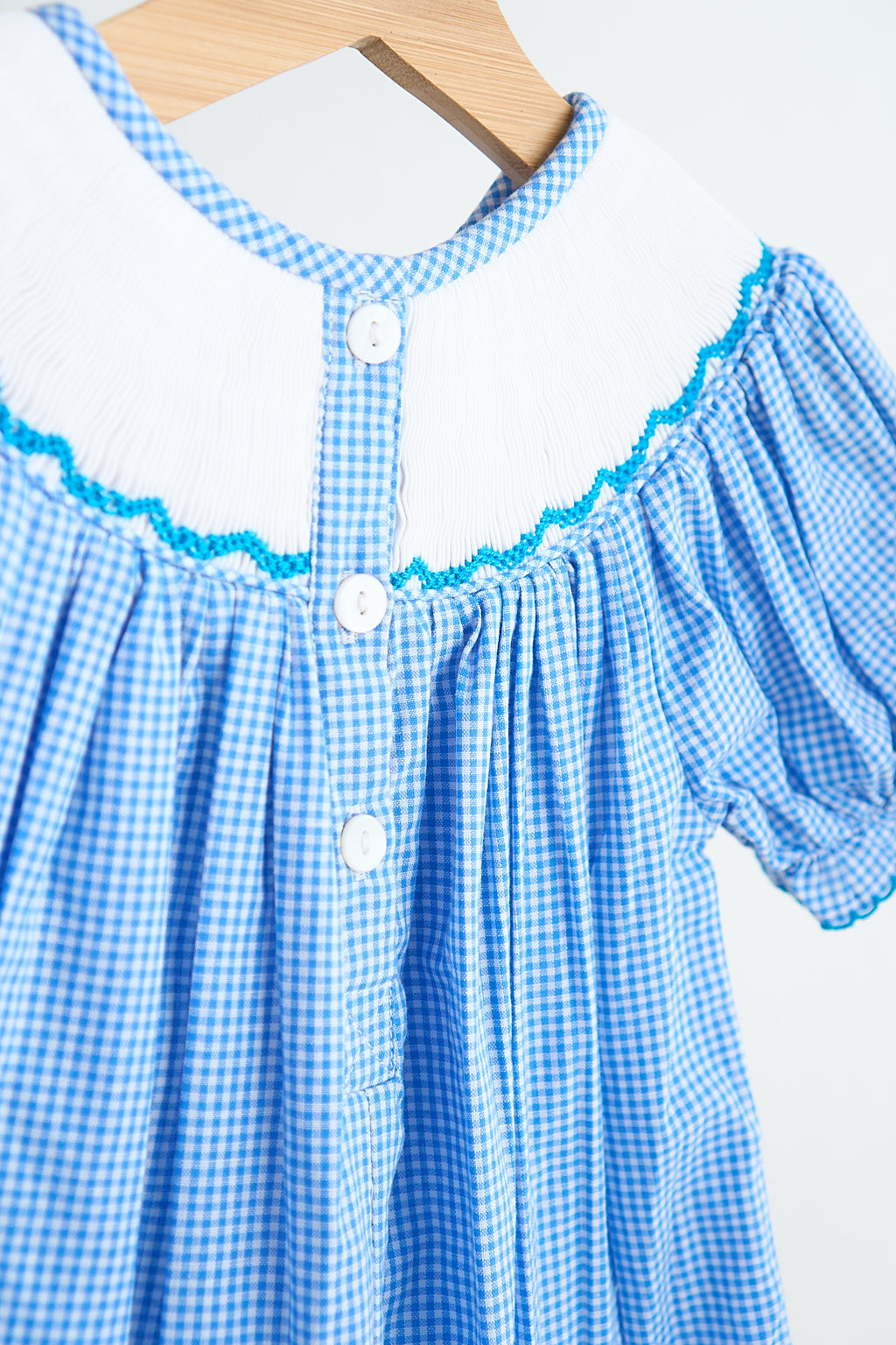 Barboteuse bébé fille smockée à la main vichy princesse des neiges bleue