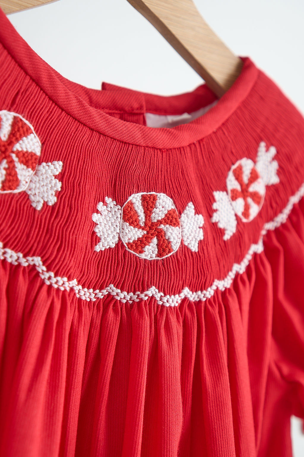 Robe smockée main bonbon rouge