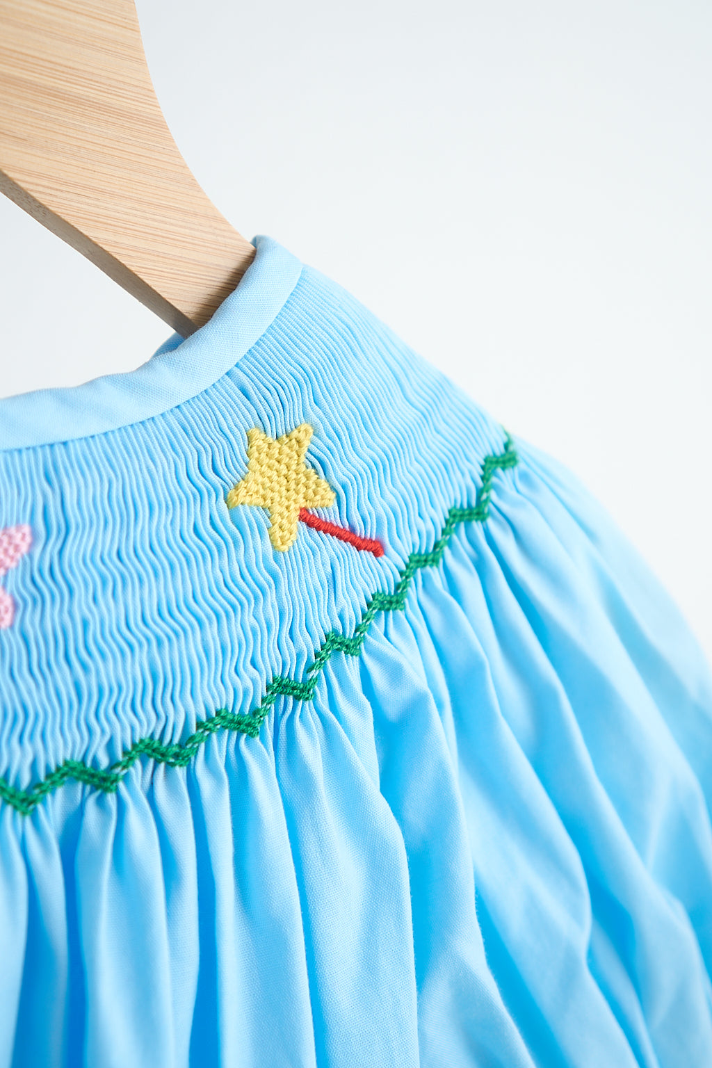 Barboteuse vichy smockée main pour bébé fille "Fée bleue"