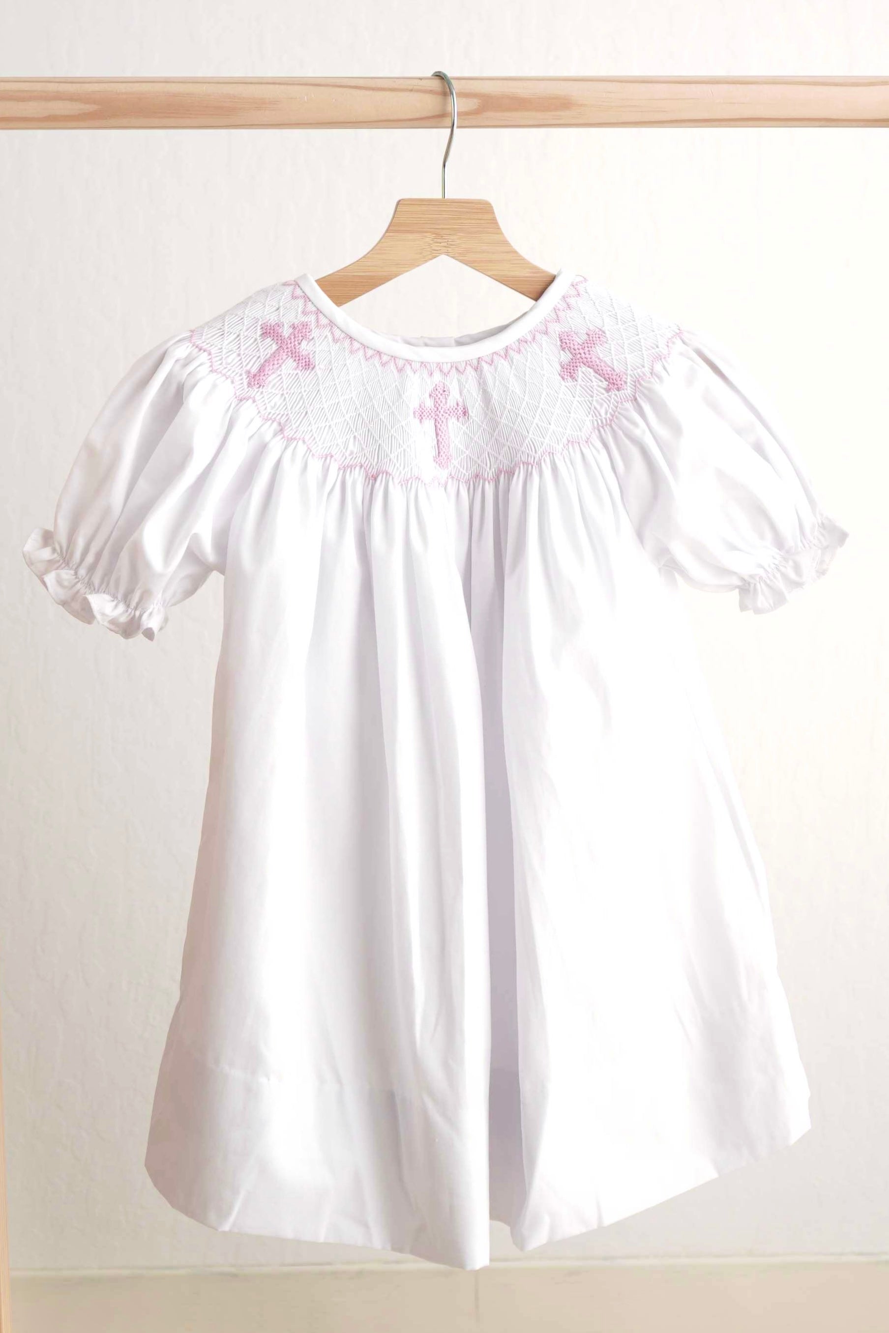 Robe fille smockée main croix de Pâques rose